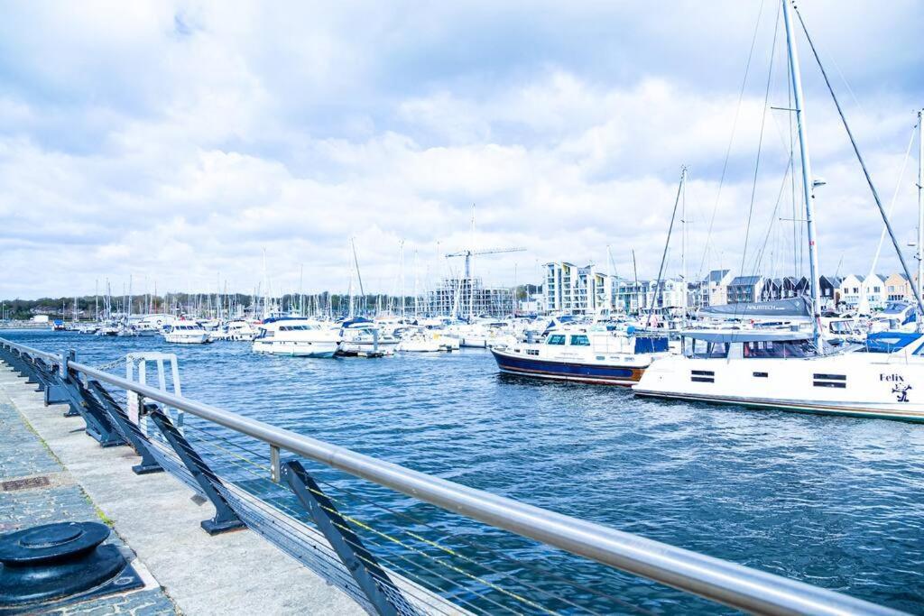 A Luxury 2 Bedroom Apartment With 2 Free Parking Chatham  Exterior foto
