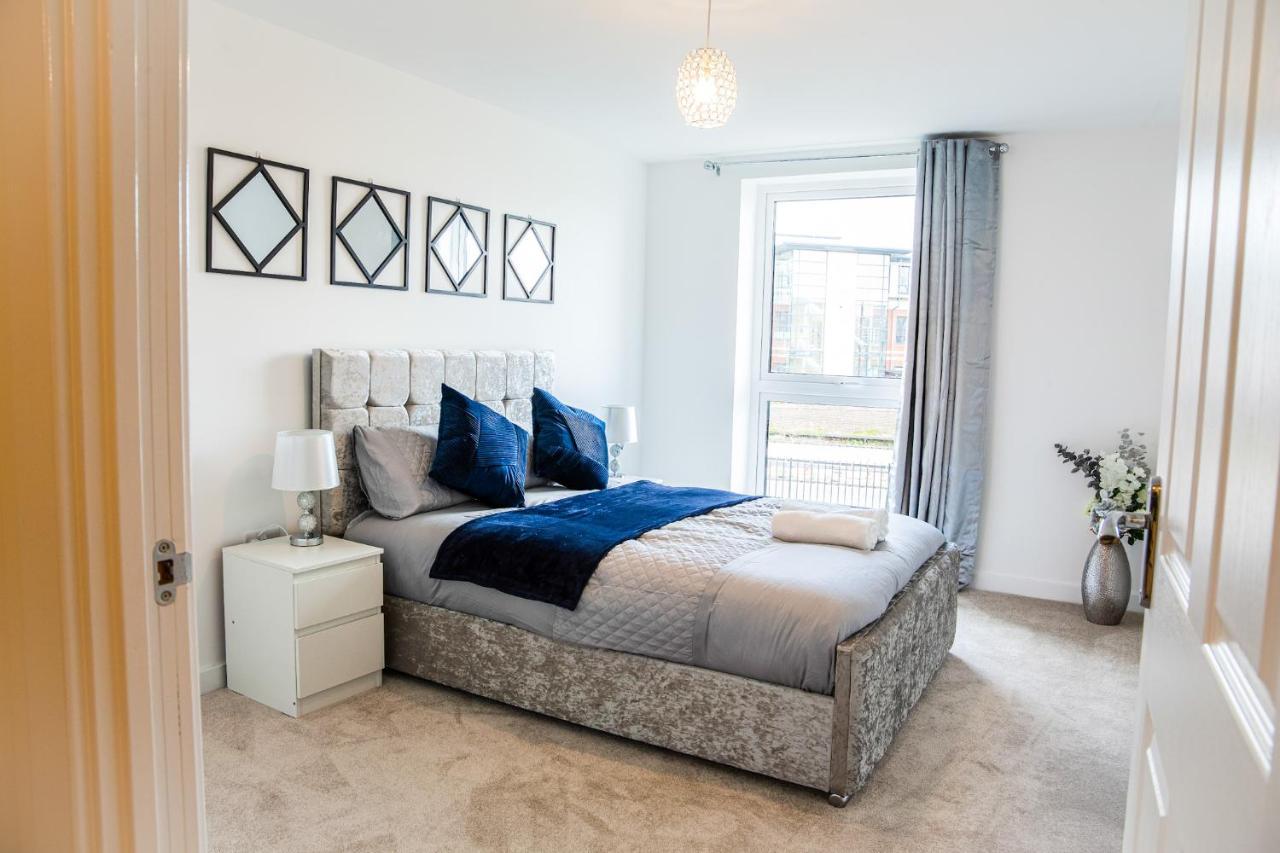 A Luxury 2 Bedroom Apartment With 2 Free Parking Chatham  Exterior foto