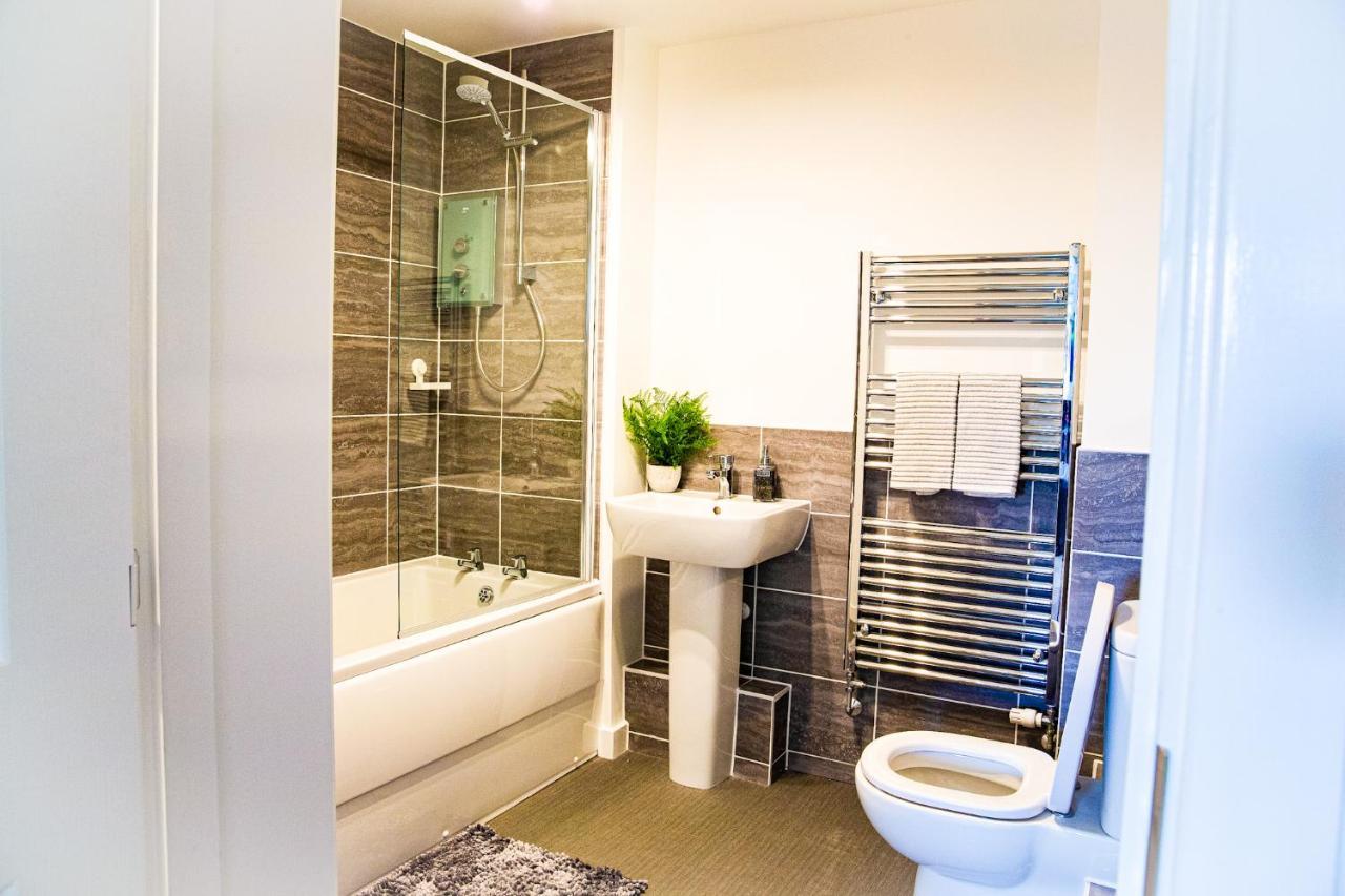 A Luxury 2 Bedroom Apartment With 2 Free Parking Chatham  Exterior foto