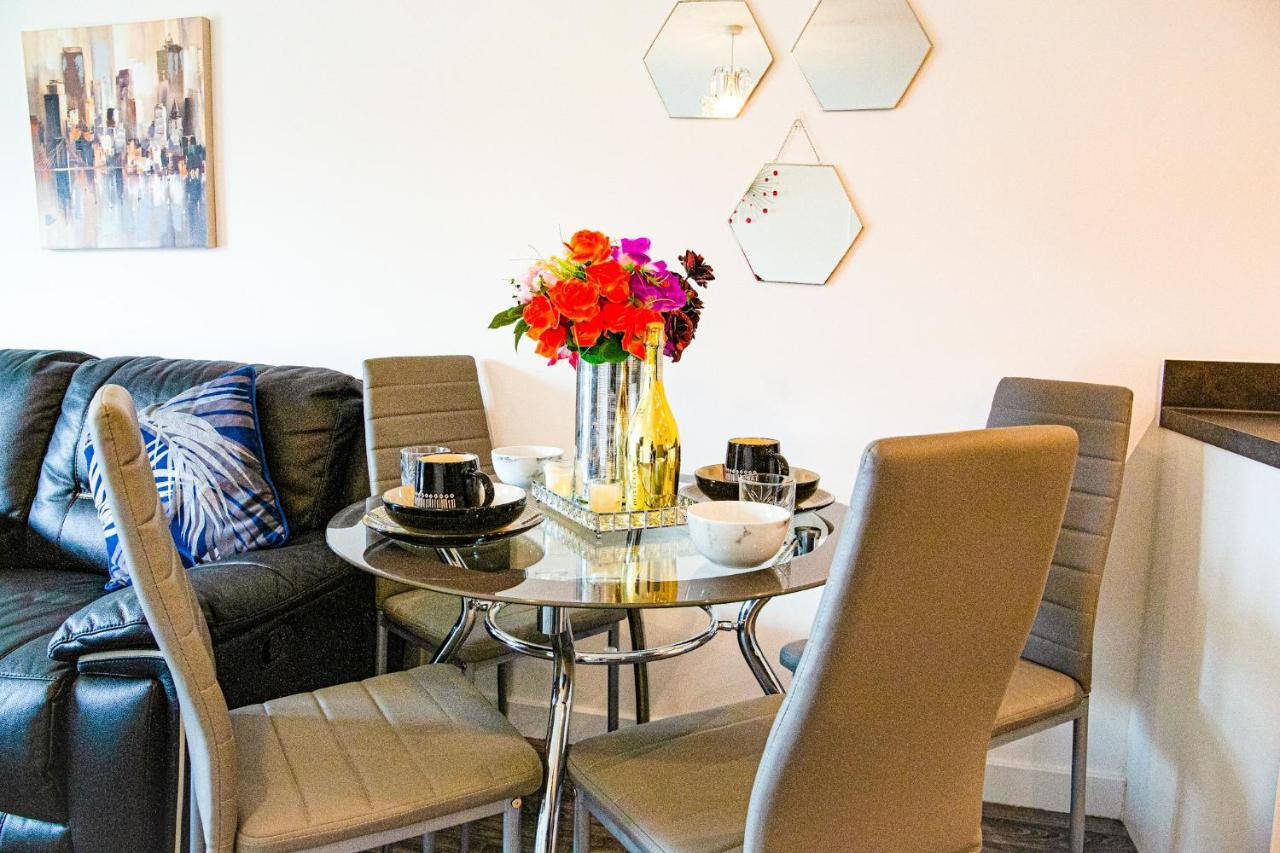 A Luxury 2 Bedroom Apartment With 2 Free Parking Chatham  Exterior foto